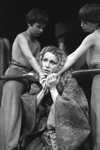 « Médée » d'Euripide, mise en scène de Jean Gillibert, Cour d'honneur du Palais des Papes, 1981