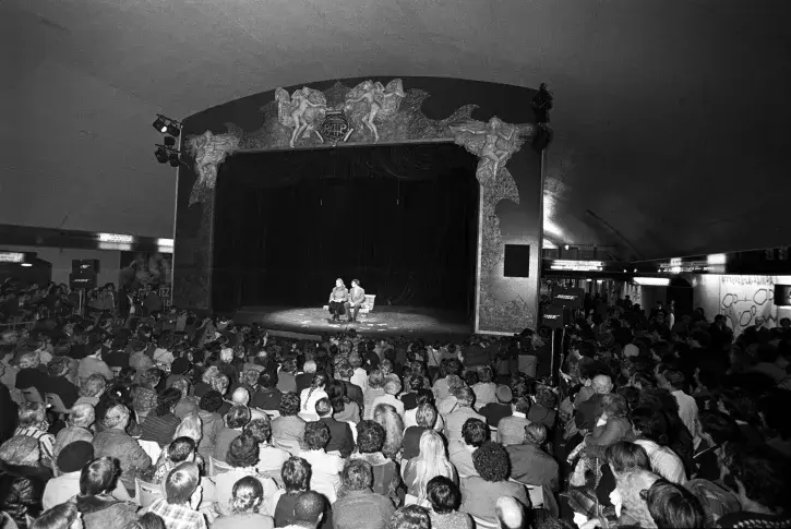 Théâtre dans le métro, à la station RER Auber, la pièce « Cœur à deux » de Guy Foissy, 1981