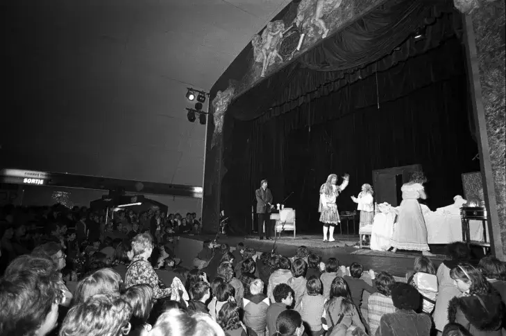 Théâtre dans le métro, à la station RER Auber, la pièce « Feu la mère de Madame » de Georges Feydeau, 1981