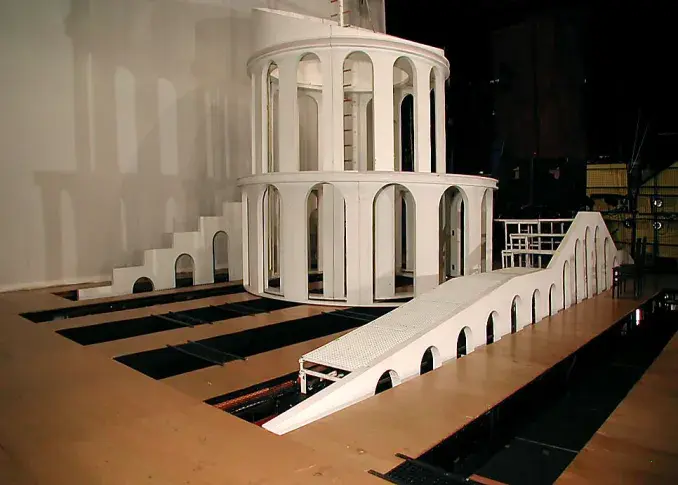« Amphitryon » de Molière, mise en scène et scénographie d'Anatoli Vassiliev, scénographie de Vladimir Kovalchuk. Salle Richelieu, 2002. Photographie technique