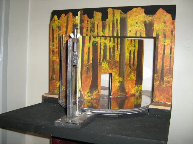 Tournette : maquette en bois réalisée par les machinistes de la Comédie-Française à l’occasion de l’exposition Machinerie de théâtre (Studio-Théâtre, 2009)