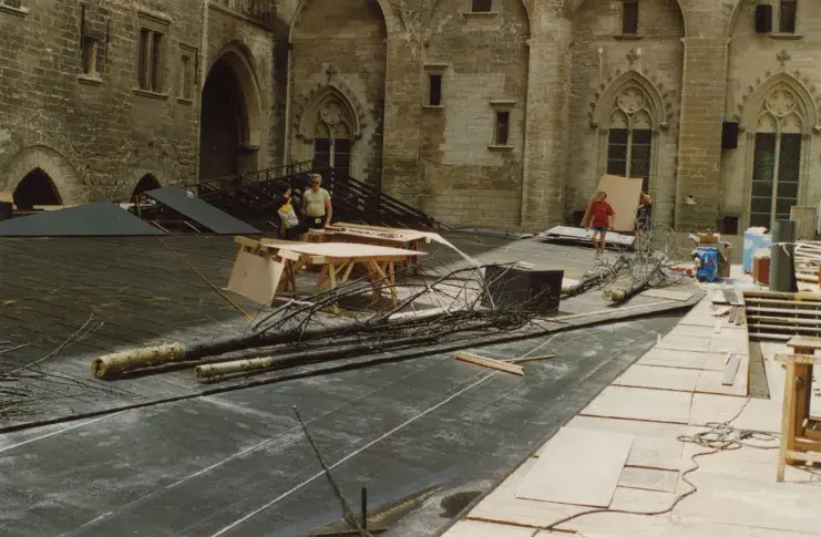 Montage du décor de « Dom Juan » de Molière, mise en scène de Jacques Lassalle, Cour d'honneur du Palais des Papes, le 23 juin 1993
