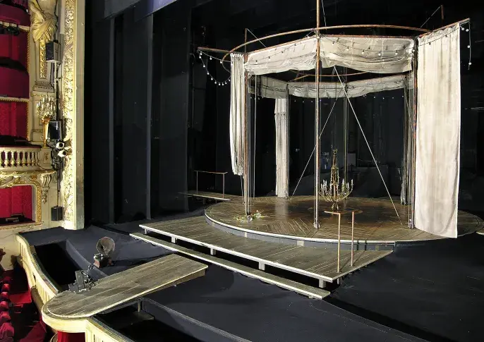 « Fantasio » d’Alfred de Musset, mise en scène de Denis Podalydès, scénographie d’Eric Ruf. Salle Richelieu, 2008. Photographie technique