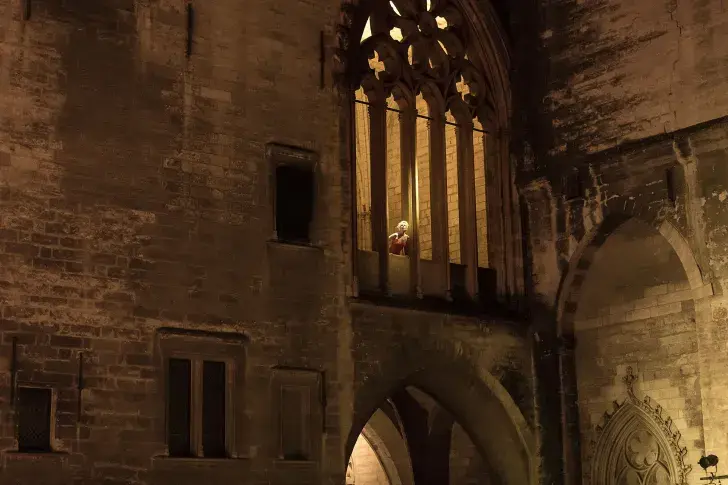 « Les Damnés » d'après le scénario de Luchino Visconti, Nicola Badalucco et Enrico Medioli, mise en scène d'Ivo van Hove, Cour d'honneur du Palais des Papes, 2016