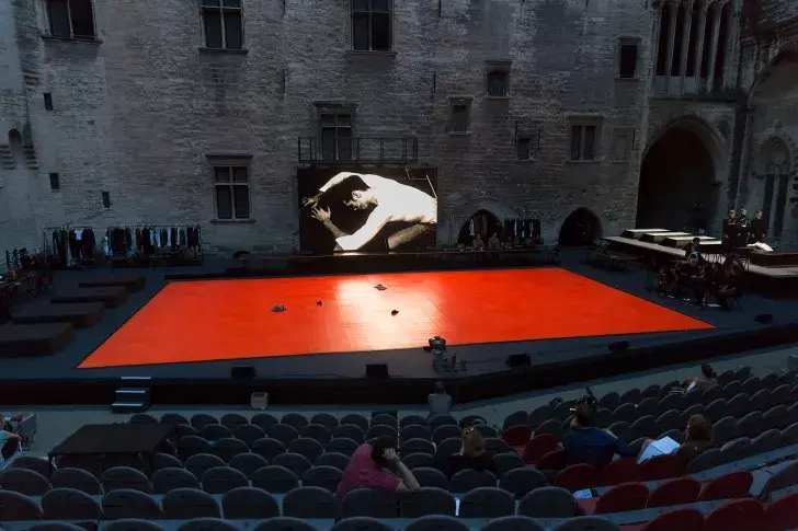 « Les Damnés » d'après le scénario de Luchino Visconti, Nicola Badalucco et Enrico Medioli, mise en scène d'Ivo van Hove, Cour d'honneur du Palais des Papes, 2016