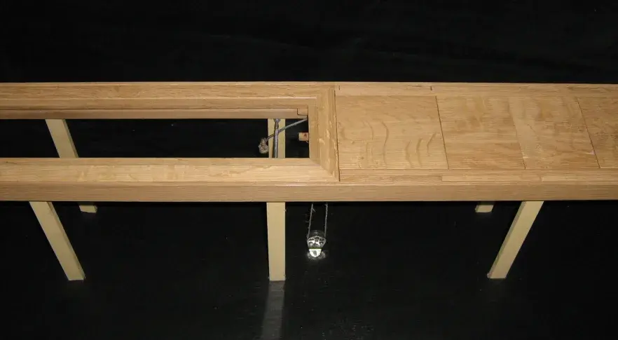 Trappes à tiroirs : maquette en bois réalisée par les machinistes de la Comédie-Française à l’occasion de l’exposition Machinerie de théâtre (Studio-Théâtre, 2009)