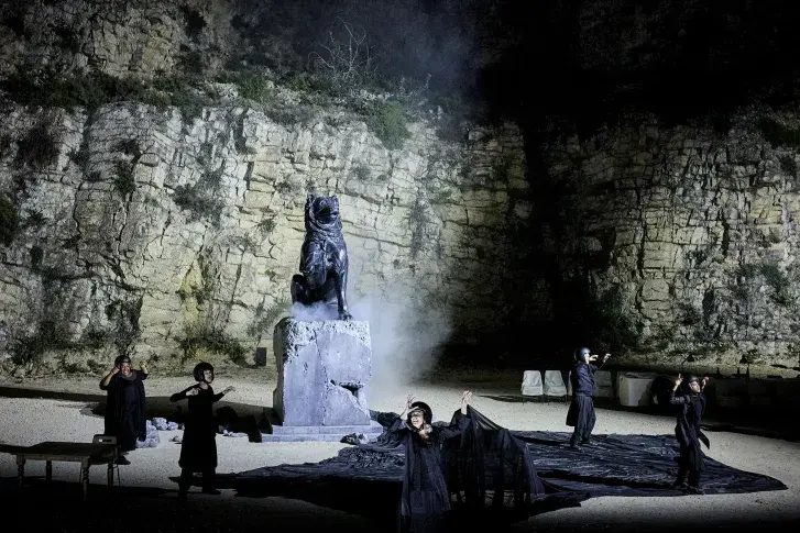 « Hécube, pas Hécube » d’après Euripide, texte et mise en scène de Tiago Rodrigues, Festival d’Avignon, 2024