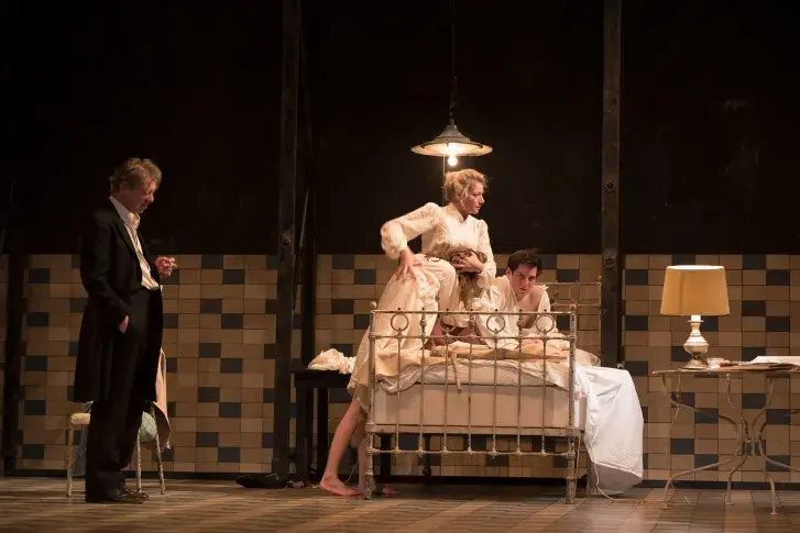 « Fanny et Alexandre » d'Ingmar Bergman, mise en scène et version scénique de Julie Deliquet, 2019, avec Thierry Hancisse (Edvard Vergerus), Elsa Lepoivre (Emilie Ekdahl), Rebecca Marder (Fanny) et Jean Chevalier (Alexandre)