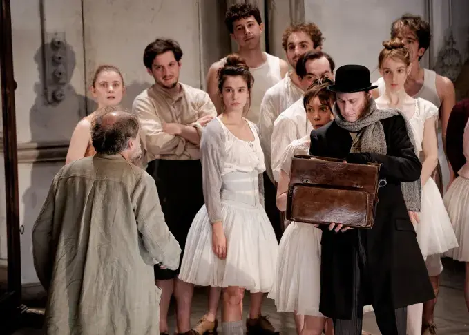 Photo du spectacle L'École de danse (saison 2025-2026) avec Denis Podalydès, Marie Oppert, Jean Chevalier, Léa Lopez, Adrien Simion, Diego Andres, Charlie Fabert, Claire de La Rüe du Can,  Noam Morgensztern, Pauline Clément, Alessandro Sanna