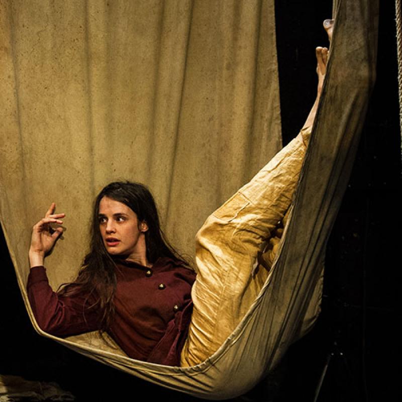 Jennifer Decker ・ ComédieFrançaise